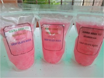 Sirup Air Kelapa Siap Minum dengan Nata de Coco dan Selasih (500 ml)